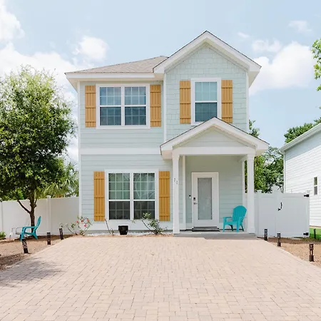 Emerald Beach Cottage, Walk To The Beach!